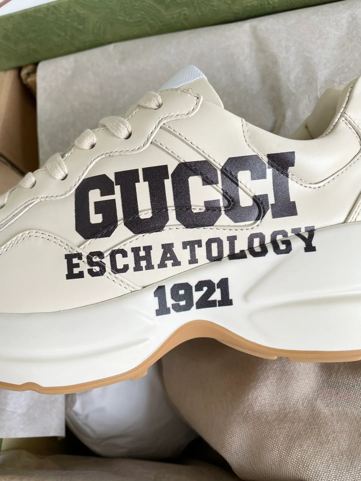 👟👟Ex-factory price 480👟👟 Men's model ➕10 Gucci dad shoes for couples, distressed leather horn-shaped retro jogging shoes. The Balenciaga grandpa trend has subsided and ushered in GUCCI dad shoes, the trend leader in the fashion industry. The original shoes are molded and the original last is made by the Italian handmade foundry! [Gucci original dad shoes] Original surface: imported calfskin! Lining: Grade A hybrid lambskin! Outsole: The highest restoration sole T👟👟Ex-factory price U material plus wear-resistant foam (anti-wear cushioning) ivory leather processed with distressed effect The sole is 5cm high! The comfort level is excellent, killing all high-end versions on the market! Original logo outsole! 👣Size: Women’s size 35-40. Men's size 38-45. Women's heel with 🈚️logo! Men's heel with 🈶️logo!